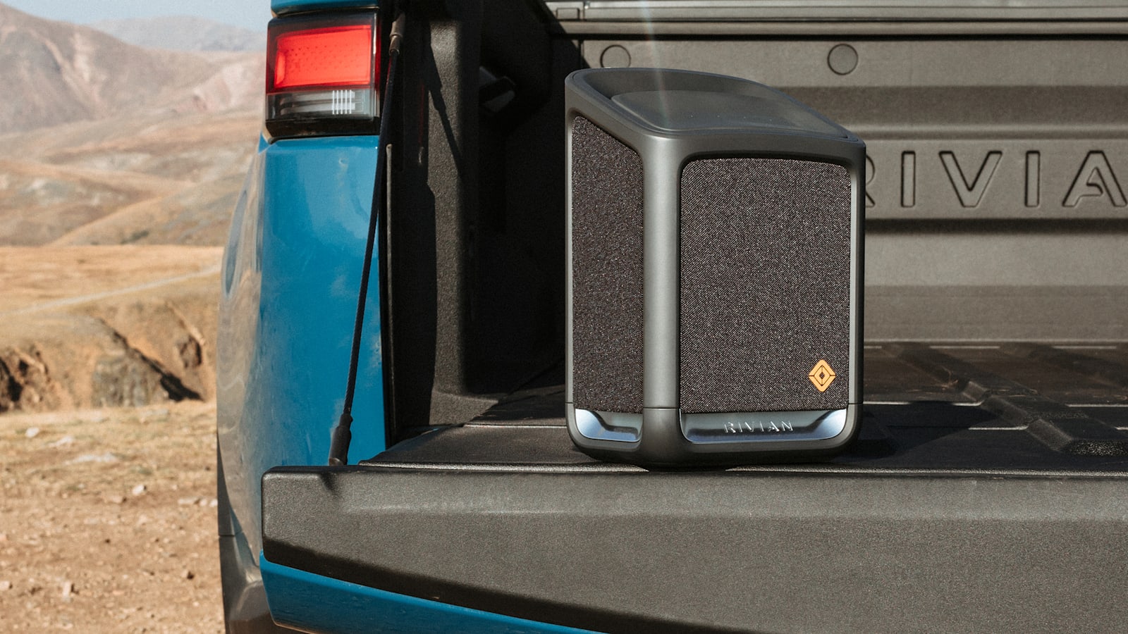 Багажник спереду і &quot;дірка&quot; в борту: 9 крутих фішок електричного пікапа Rivian R1T